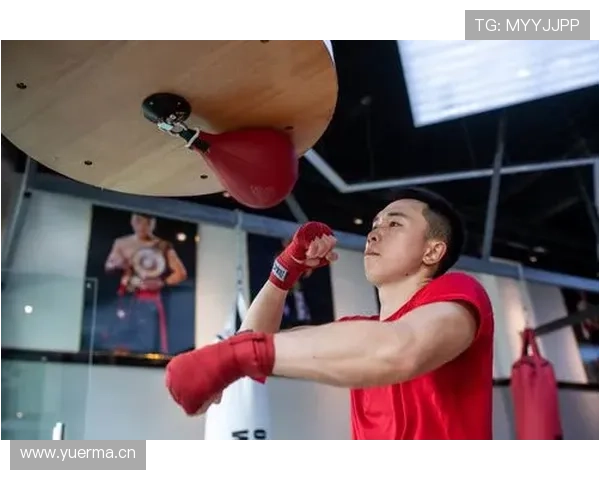 徐灿训练完直接去夜市啃烤串，这自律人设崩得也太快了