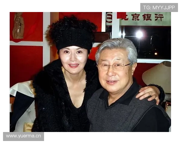 李小鹏拎着塑料袋去菜市场，金牌男神的日常反差我笑出声